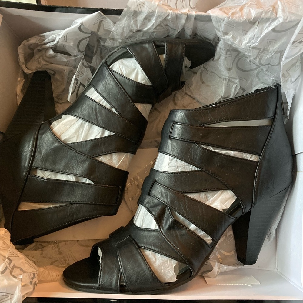 NIB black New Directions heeled sandals. Size 8M. Never worn